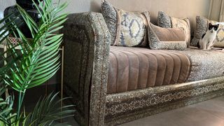 Sofás marroquíes tradicionales con mesa incluida.