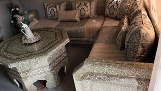 Sofás marroquíes tradicionales con mesa incluida.