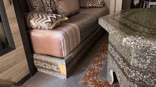 Sofás marroquíes tradicionales con mesa incluida.