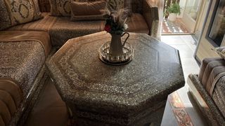 Sofás marroquíes tradicionales con mesa incluida.