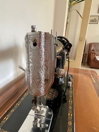 Máquina de coser Sigma negra y dorada