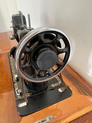 Máquina de coser Sigma negra y dorada