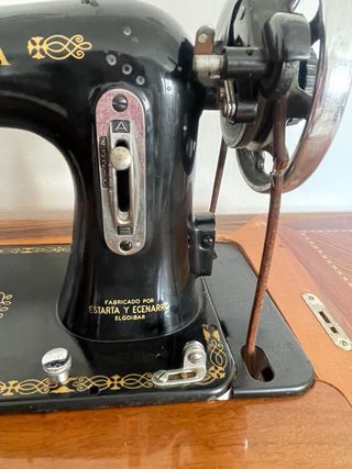 Máquina de coser Sigma negra y dorada