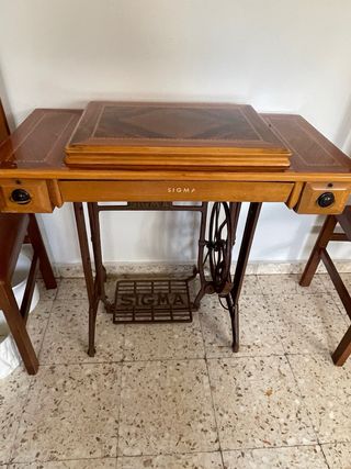 Máquina de coser Sigma negra y dorada