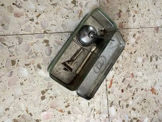 Máquina de coser Sigma negra y dorada