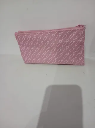 Estuche rosa con dibujo de conejo