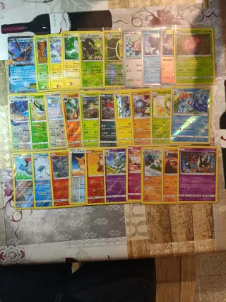 Lote de 30 Cartas Pokémon Holo/Reverse + Fundas