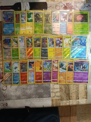Lote de 30 Cartas Pokémon Holo/Reverse + Fundas