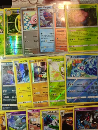 Lote de 30 Cartas Pokémon Holo/Reverse + Fundas