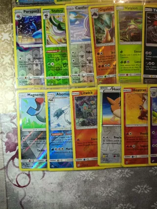 Lote de 30 Cartas Pokémon Holo/Reverse + Fundas