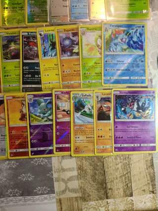 Lote de 30 Cartas Pokémon Holo/Reverse + Fundas