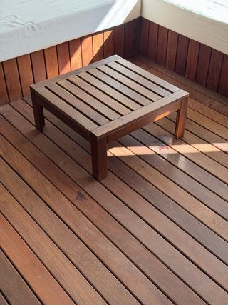 Mesita de madera para jardín