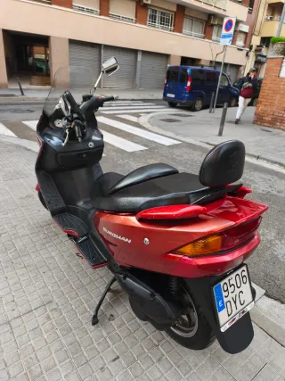 Suzuki Burgman Maxi Scooter Roja 125 de segunda ma