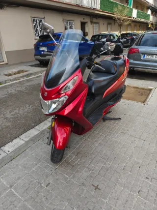 Suzuki Burgman Maxi Scooter Roja 125 de segunda ma