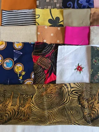 50 retales de tela diferentes y otros materiales