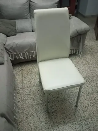 Sillas blancas de piel sintética