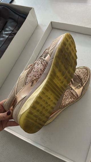 Zapatillas beige con detalles dorados