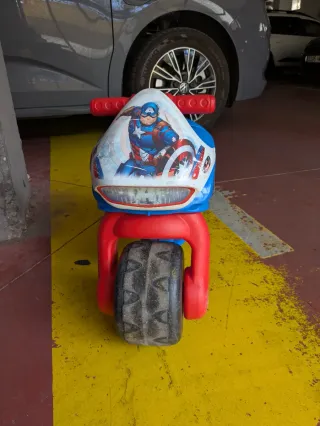 Moto correpasillos Capitán América