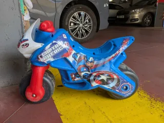 Moto correpasillos Capitán América