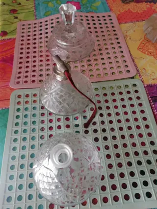 Tres objetos de tocador de cristal