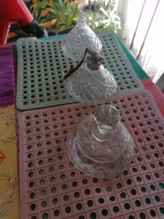 Tres objetos de tocador de cristal