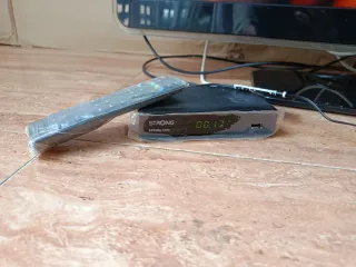 Televisión Philips Plana Negra y Dorada