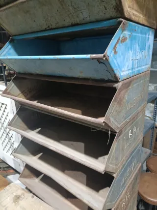 Cajas metálicas industriales apilables gavetas