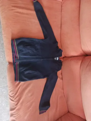 Chaqueta azul con cremallera