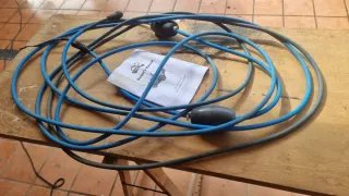 Cable robot limpiafondos azul