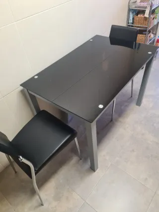 Mesa de comedor cristal y metal mas 2 sillas