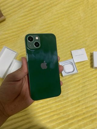 iPhone 13 Verde e AirPods 4