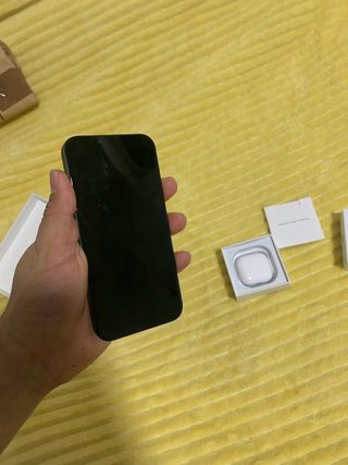 iPhone 13 Verde e AirPods 4