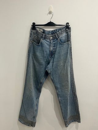 Pantalón vaquero Zara con bordado