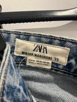 Pantalón vaquero Zara con bordado