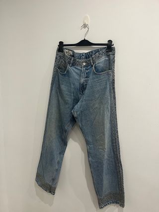 Pantalón vaquero Zara con bordado