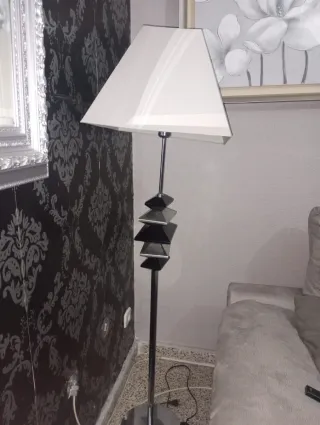 Lámpara de pie moderna plateada y blanca