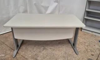 Escritorio oficina blanco y gris