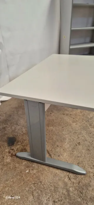 Escritorio oficina blanco y gris