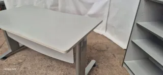 Escritorio oficina blanco y gris