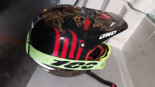 Casco de moto DND con gafas