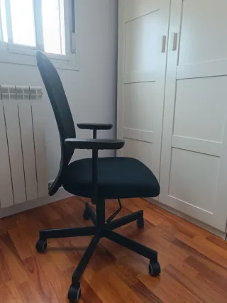 Silla de oficina o escritorio con reposabrazos