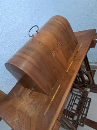 Máquina de coser Alfa antigua