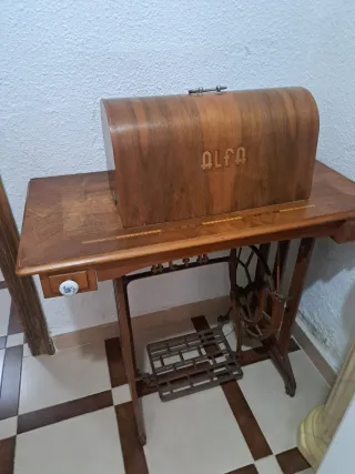 Máquina de coser Alfa antigua