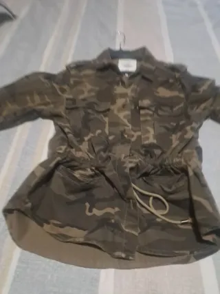 Chaqueta Camuflaje Bershka Talla L