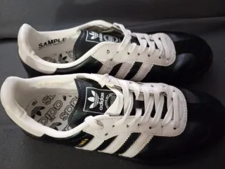 Botín Adidas Negro con Detalles Dorados