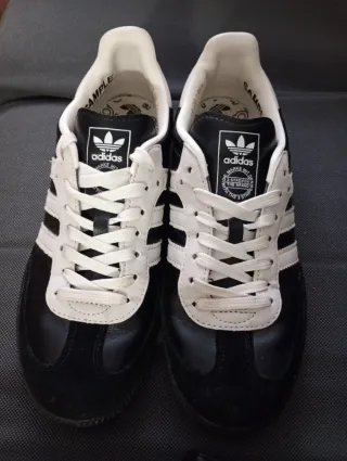 Botín Adidas Negro con Detalles Dorados