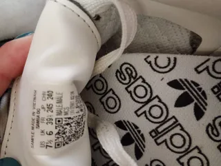 Botín Adidas Negro con Detalles Dorados