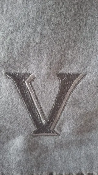 Bufanda gris con inicial V