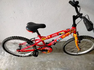 Bicicleta infantil roja con pegatinas