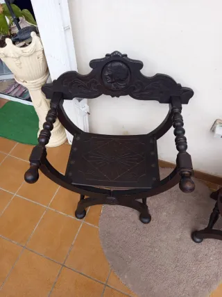 Juego de 2 Sillas Antiguas de Madera Oscura